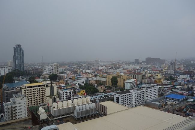 14：09<br />東の方から雨雲がスクンピット通りまで来てる、配給があるのは16時．．．困ったねぇ～