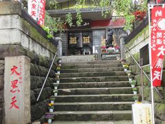 大久保通り沿い、都営大江戸線・牛込?・町駅そばに建つ日蓮宗寺院・経王寺へ。
境内には新宿山ノ手七福神の一つ・大黒天が祀られています。高さ12㎝ほどの小さな可愛らしい木造の大黒天で、室町時代に作られたとのことです。度重なる火災にも焼けることなかったことから、火伏せの大黒として信仰されています。墓所内には、広島で被爆したクスノキの苗から育てたクスノキが植えられ、平和の大切さを訴えています。寺では毎年音楽朗読劇や一日修行などのイベントが行われていますが、今年はコロナウィルスの影響で多くのイベントが中止になるようで残念に思いました。