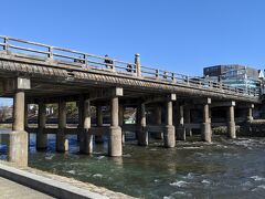 朝JR名古屋駅を出発、バスにゆられること2時間。

三条大橋付近でバスを降り、鴨川のほとりがスタート地点。
ここからの案内は添乗員ではなく現地ウォーキングガイドさん。注意事項を聞いてから出発です。
下から見上げる三条大橋。