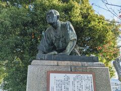 橋を渡ったところには「高山彦九郎先生皇居望拝之像」がありました。
江戸後期の尊皇思想家とのこと、勉強不足でした。
現地ガイドさんに教えてもらいましたが、「土下座集合！」と言って若者の集合場所になっているそうです。