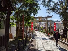 スタートから1.2km地点
粟田神社の鳥居が見えました。
御朱印をいただきたいところですが、集団行動なので勝手な振る舞いは御法度です•́ ‿ ,•̀