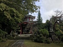 山中温泉を開湯した行基の創建と伝えられ、温泉の守護寺として親しまれている