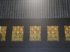 本日の目的地が最後になりました。
今年の干支の神様は、千手観音様だ
そうです。
お写真NGの三十三間堂ですが
本当にこんな風に千手観音像が千体以上
並んでおられます。