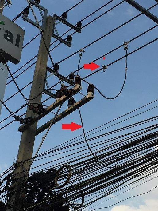 赤印の線が外れたか？<br />長い棒で試みるが．．．火柱と共に大爆音ドガーン<br />18時には帰ってしまう．．．その後、待てども作業車は来ず！！！！おおバカモン！！！