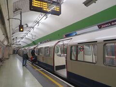 まずはロンドン地下鉄(チューブ)のウォータールー線でチャーリングクロス駅に向かいます。