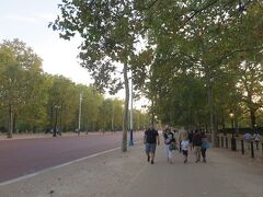 トラファルガー広場からバッキンガム宮殿に向かって歩いていきます。
ザ・マルという通りで並木がきれい。