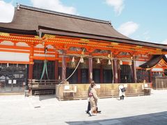 八坂神社から丸山公園、清水寺へと歩いて行きます。
まずは八坂神社の境内にある本殿です。

普段に比べて人出は３割ほどです。