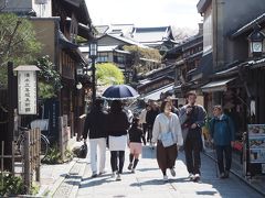 清水寺へと上って行きます。
二年坂、そして三年坂です。