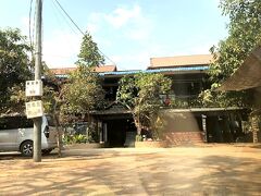 お昼ご飯でやってきたのは
ドライバーさんがお勧めの
タプローム寺院の近くにある
「Angkor Kitchen」
