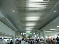 那覇空港に到着しました。私、全国の空港を利用しているとは思いますがロビーが発着が同じ空港は珍しいのかな？