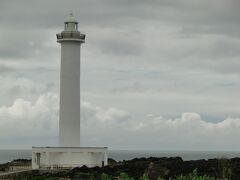 天気はよくありませんが雨から逃げているように北上し「残波岬」へ。
灯台は工事中で上に上がれませんでした。