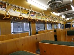 前回（https://4travel.jp/travelogue/11618614）でも載せたのですが、
ちょっと通常の電車とは車内の様子が違うものに当たりました。
いつも走っているのかどうかは分かりませんが。