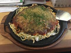 ようやく入店。
早速注文。店のおばあちゃんに焼いてもらい、頂きます。
焼きそばがカリカリして、中の具がほくほく。
ソースが甘く食欲がそそられる。無我夢中で食す。美味しい。大満足。ご馳走様でした。