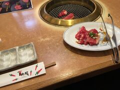 来ました。焼肉屋。
一人旅なので、一人で食べちゃいます。