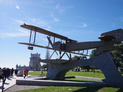 ベレンの塔に行く途中には、飛行機のモニュメントがあります。
1922年に2人のポルトガル人飛行士ガゴコウチーニョ（Gago Coutinho）とサカドゥーラカブラル（Sacadura Cabral）によって行われた
南大西洋の最初の横断飛行を記念しています。
飛行機はイギリスの複葉機、フェアリーIIIです。
