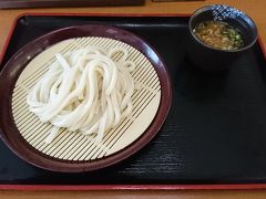 早速うどんを食べに行きましょう。
まずは駅前の「めりけんや」さんへ。
チェーンのお店ですが、しっかりコシのある麺で、高松に来たなぁという感じがありました。