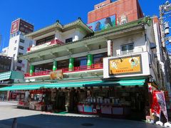 殆どの店が閉まっている中、雷門前で雷おこしを売ってるお店は開いてます。