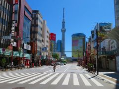 朝から眩しいくらいの快晴！！
雷門前スクランブル交差点から見た東京スカイツリーとアサヒビール本社ビル。
