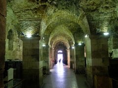 ディオクレティアヌス宮殿

青銅の門を入ると直ぐに地下に下りる階段があります。
当時は倉庫として使われていたと思われる空間がそのまま残っています。
この構造から上層階の皇帝住居の姿を推測できるそうです。
