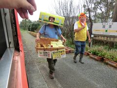 14:56
国吉に停車。
この立売は、地元のいすみ鉄道応援団の方々による販売です。

すいませ～ん。