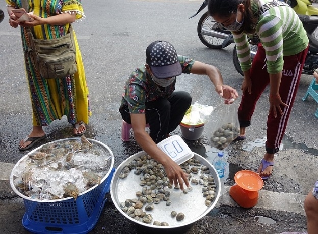 29日　早朝、散歩でパタヤタイの市場まで来ました。<br />市場入口でアサリ貝？1Kg　お買い上げ～