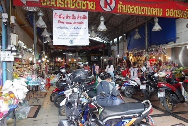 パタヤタイ市場の出入り口です．．．表と裏に体温チェックと手の消毒をし入ります。<br />ここに市場が有るのを近頃知りました。