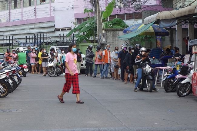 ここでも行列ができていました．．．まだ品物は来ていません。