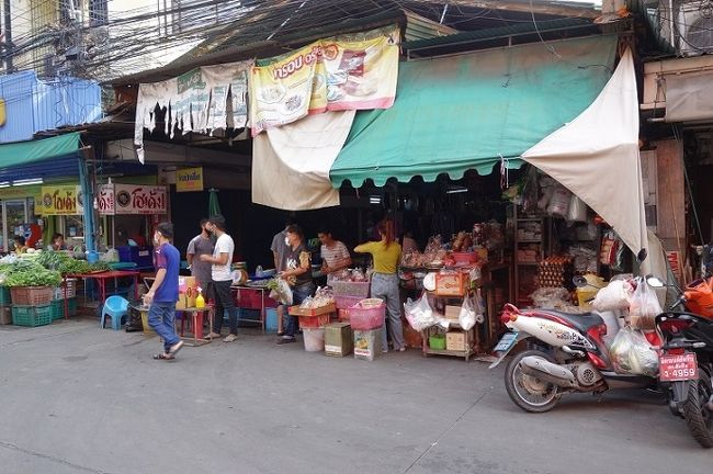 こちらが反対側の出入り口の裏通りです。