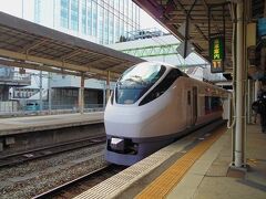 出発点は仙台駅です。
常磐線を走る特急「ひたち１４号」品川行がホームに停車していました。
私の乗ったのは次に出発する各駅停車です。