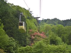 ランチ後はテクテク歩いてロープウェイで山頂を目指します！！
ロープウェイ乗り場に行く途中・・水晶屋さんがメチャありました・・
昇仙峡って水晶や鉱石が有名なのかしら・・・