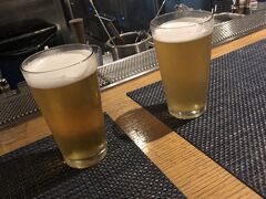 夕食はサーフジャックホテルの１階にあるマヒナ&サンズへ。おしゃれな店内です。