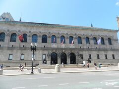 こちらは「Boston Public Library」という図書館です。
1848年に創設されたものだそうで、こちらも歴史を感じます。
