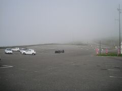 襟裳岬に到着。（本日14km地点、トータル54km地点）
真夏なのに駐車場は閑散としてました。