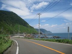 庶野から北は山が海にせまっています。
道路をつくるのに大量のお金と時間がかかったことから、この区間は黄金道路とも呼ばれています。
