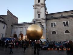 ここは、ザルツブルグ大聖堂横のカピテルプラッツ（カピテル広場）です・・・
この大きな球体は巨大な黄金の球の上に人形が乗ったオブジェと言われています！！
なんだか評判が悪いとか言った話もありますが・・・