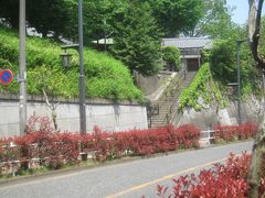 蝉坂を下る途中 平塚神社への階段があります