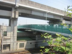 車坂跨線橋を渡ります
この跨線橋は下に京浜東北線と湘南新宿ラインが通り､上には東北新幹線が通ります