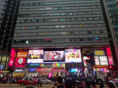 1日目、ホテルに着いてひと休みしたらもう夕方。
でも香港の夜は長いから、まだまだこれから楽しみますよ。
ホテルを出発して、夕食をとるハーバーシティに向かいます。
こちらは『重慶マンション』。レートが良い両替所があって有名ですが、入り口付近からして怪しげな人達が...