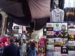 ナイトマーケットのひとつ、女人街へ。
洋服、バッグ、雑貨などが所狭しと売られています。
コピー商品がたくさんありますね。