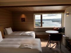 さて「志摩観光ホテル ザ クラシック」の部屋に入りました。当然ですが英虞湾が一望です。