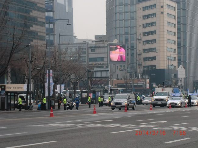 一度ホテルへ。<br />何やら道路で規制を始めたと<br />思ったら…