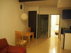 長期滞在型の鶴アパートメント。
こぎれいで広い室内。キッチンや冷蔵庫もあります。
