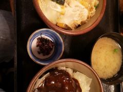 お腹が空いたので、岡山ご当地グルメの味噌カツ丼を食べることに！
味噌カツ丼が人気のお店「野村」さんで、味噌カツ丼を頂きました。
雨でも待ち時間が長くて約1時間30分並びました…
（ちなみにお昼の1時から並びました）
行くならお昼の混む時間帯は避けたほうが無難ですね
でも最高においしかった！
