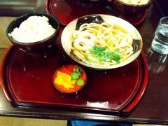 時間が押しているなか、鳥取駅1階の「砂丘そば」で遅めのお昼ご飯。
アゴ出汁の効いたうどんと炊き込みご飯のセットを美味しくいただきました。