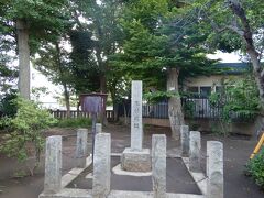 志村城跡の碑。
板橋区の台地と低地の境目の崖の上にある戦国時代初期の城跡だ。城があったのは１４５６年～１５２４年。写真の碑が建っているのは熊野神社の境内で、熊野神社の方が先にでき、城の方が後からできた。
城跡らしき物は、神社の社殿の西側に空濠跡が残っているらしいが確認できなかった。
