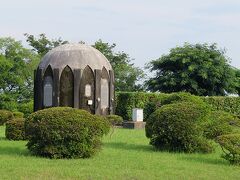 隣りの公園にある水道施設の古い建物がステキ。