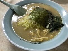 さて夜ご飯はどうしようか。ってまた食べるのか。
ご当地ファミレスの「まるまつ」っていうお店が
気になっていたので行ってみることにしました。
夜中の1時までやってるらしいから余裕ですね。
と、到着すると店前が暗い。休みか？
電話をしてみると、コロナの影響で早じまいなんだって。
ホームページに書いておいてほしかったなぁ。
仕方がないので南下しつつお店を探すことにします。


相馬と南相馬の中間くらいにある鹿島という
場所にラーメンショップを発見したのですが
こちらもなんだか暗いよぅ。
いったん通り過ぎてしまったのですが
Uターンして戻ってきました。どうやらやってるみたい。
ラーメンショップ鹿島店
調べると、クリコ系のラーショだっていうんだけど
なんだそれ？グリコじゃなく？
私は醤油ラーメン、夫は味噌ラーメン。
お手洗いに行って戻ってきたら出来上がってました（笑）

醤油ラーメンはとんこつスープでどことなく
横浜家系のような感じですが、
それほどくどくも塩辛くもなく良い感じの具合です。
麺は私が好きなかんすい入りの黄色い麺。
一番ラーメンぽいと、私は思います。
チャーシューは脂っこいペラっとした物でしたが、
全体的に美味しいと思いました。
しかし、寒さの中釣りをした後のラーメンは最高ですね！
ご馳走さまでした。


道の駅相馬で車中泊。
今日は被災地だったのでやや落ちたけれど
ラーメンで復活しておかないとね。
明日は福島の被災地です。

つづく。