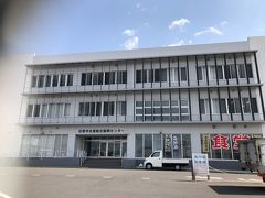 3月21日（土）
道の駅三滝堂で朝を迎えます。
風がまだまだ強いなぁ。
道の駅の直売所は新鮮で安いものがあるので
色々野菜などを買いました。

ぼちぼち支度をして向かうのは
石巻にある食事処。
この日はどうやら「海鮮」だと聞いていたので
楽しみです。
私は魚介類が大好きですが
夫は嫌いではないけれど好きでもないみたい。
なので時々こうして魚介を入れてくれます。

石巻水産総合振興センター内にある
斎太郎食堂
Youtubeで仕入れた情報みたいだけど
なかなか渋いねぇ～　観光客来るのかな？
この大きく赤く「食堂」って書いてあるところね(笑)