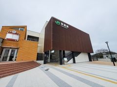 双葉駅に到着。うわぁ～きれいでオシャレな駅。
黄土色の壁の建物は旧駅舎だそうです。
東京オリンピックイベントでは
ランタンに灯された聖火を大野駅からこの双葉駅まで
電車で運び、駅前でトーチに点火、
そしてランナーが走りだすという予定になっていました。
あ、過去形なのはこの時点ではこの日の翌週に
聖火イベントが行われる予定だったのですが
その後、コロナウィルスの影響でオリンピックそのものが
延期になったためです。