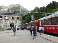 列車と駅舎、向こうにベルニナ山脈